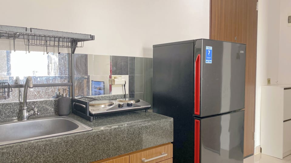 Deluxe Apartment | Private kitchen | Full-size fridge, stovetop, dining tables