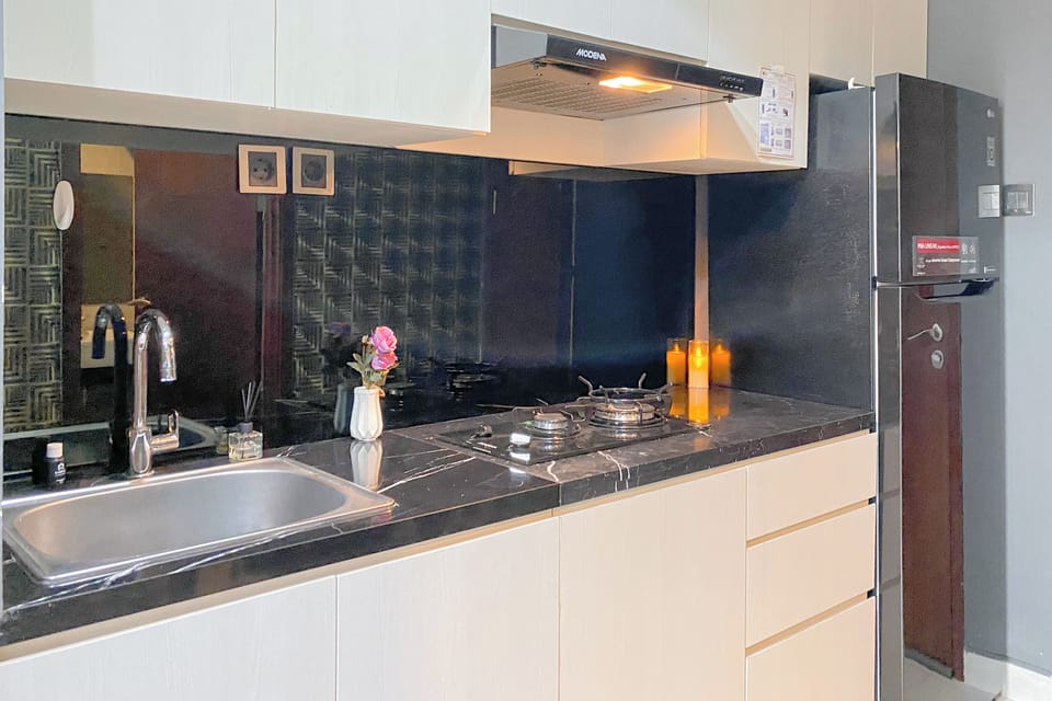 Deluxe Studio | Private kitchen | Full-size fridge, stovetop