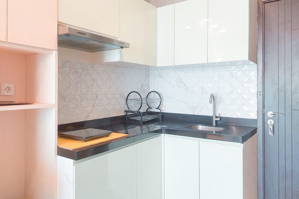 Deluxe Apartment | Private kitchen | Full-size fridge, stovetop, dining tables