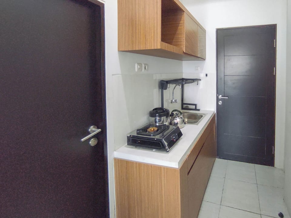 Deluxe Studio | Private kitchen | Fridge, stovetop