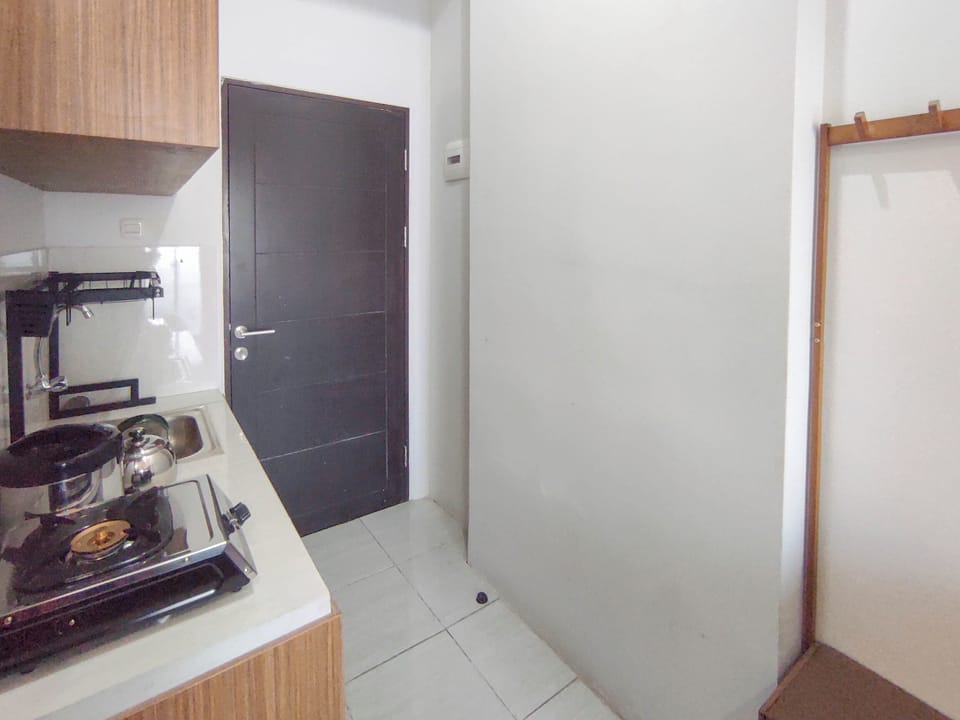 Deluxe Studio | Private kitchen | Fridge, stovetop