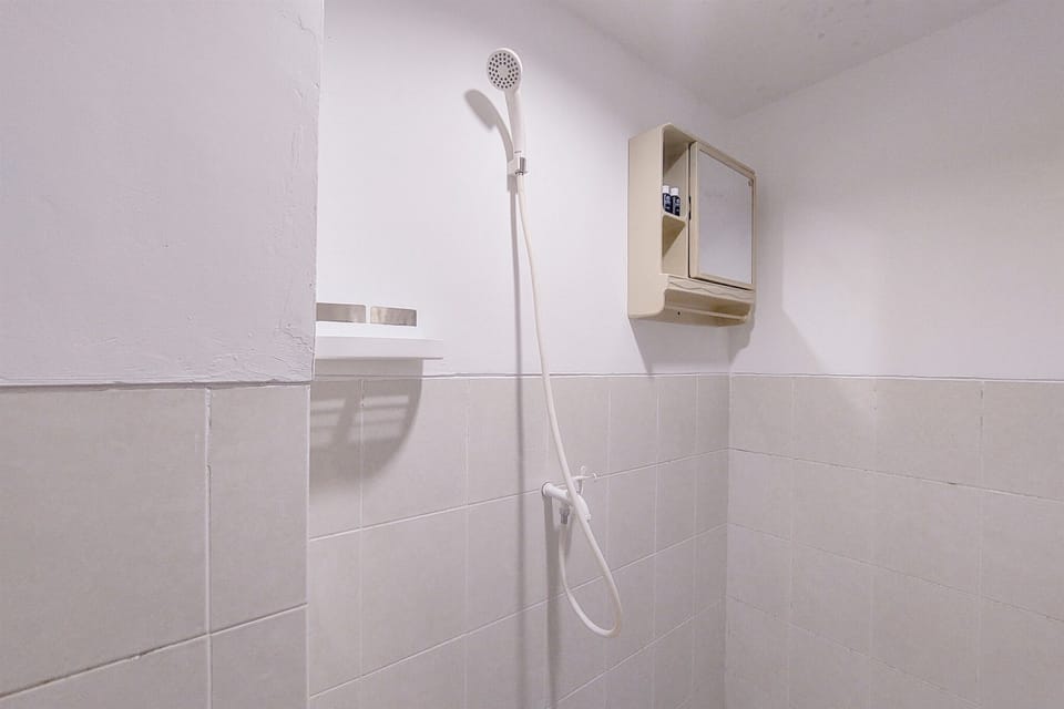 Deluxe Studio | Bathroom | Shower, towels
