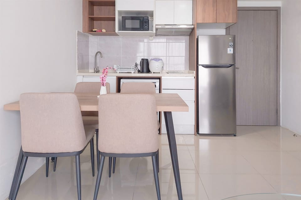 Deluxe Apartment | Private kitchen | Full-size fridge, microwave, stovetop, dining tables