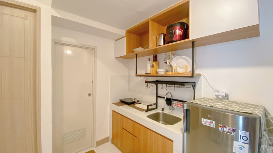Deluxe Apartment | Private kitchen | Fridge, stovetop, dining tables
