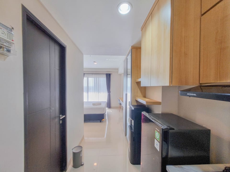 Deluxe Studio | Private kitchen | Full-size fridge, stovetop