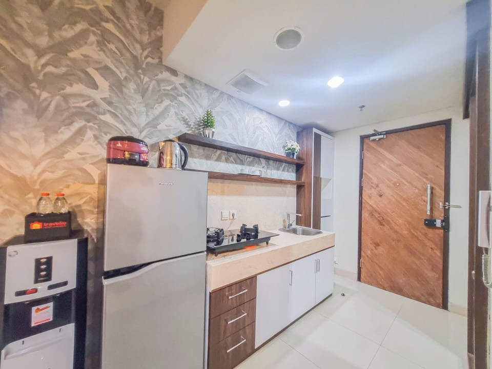 Deluxe Apartment | Private kitchen | Full-size fridge, stovetop, dining table