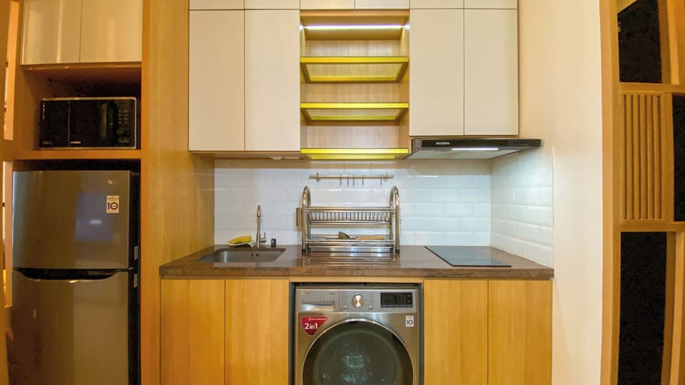 Deluxe Apartment | Private kitchen | Full-size fridge, microwave, stovetop, dining tables