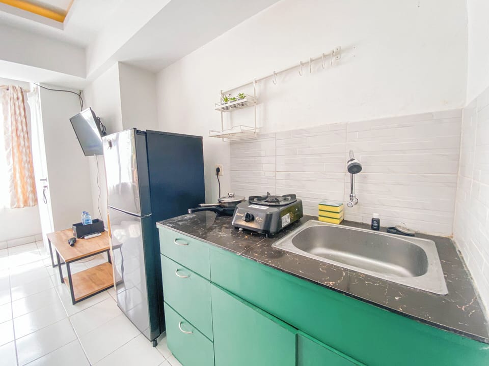 Deluxe Apartment | Private kitchen | Full-size fridge, stovetop, dining tables