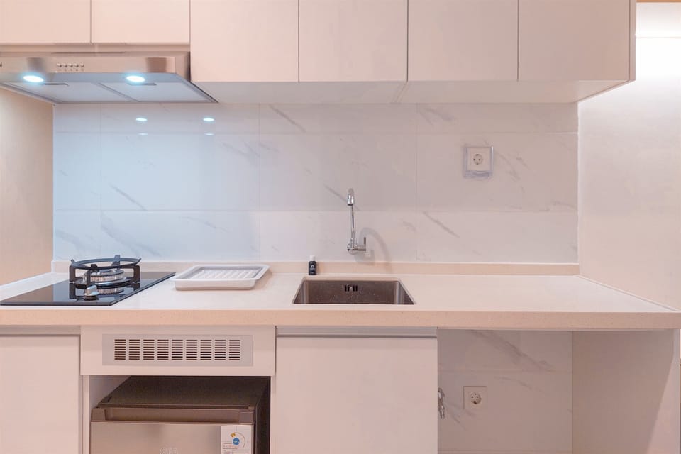 Deluxe Studio | Private kitchen | Mini-fridge, stovetop