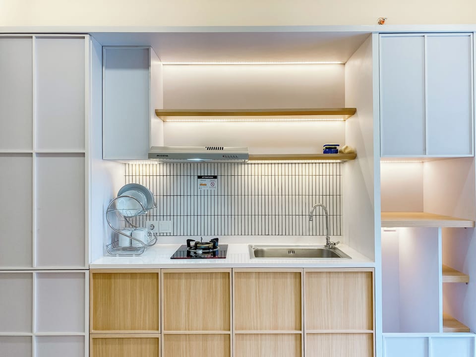 Deluxe Apartment | Private kitchen | Fridge, stovetop, dining tables
