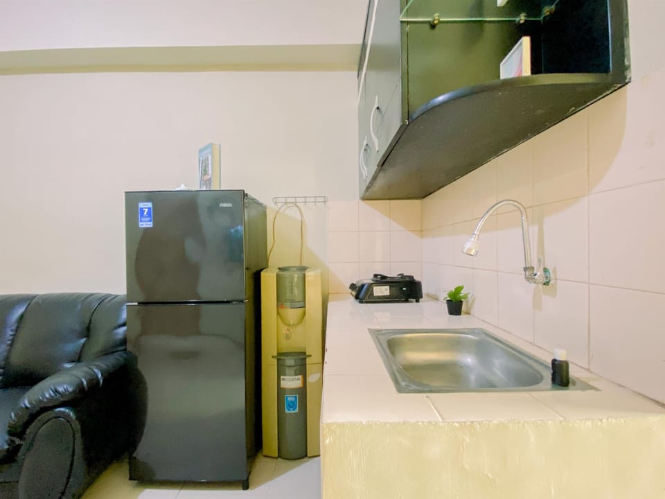 Deluxe Apartment | Private kitchen | Full-size fridge, stovetop, dining tables