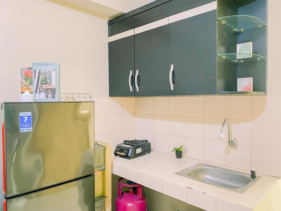 Deluxe Apartment | Private kitchen | Full-size fridge, stovetop, dining tables