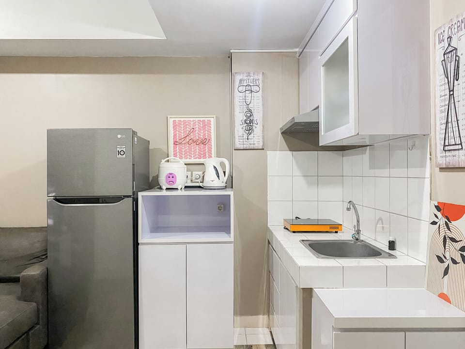 Deluxe Apartment | Private kitchen | Full-size fridge, stovetop, dining tables