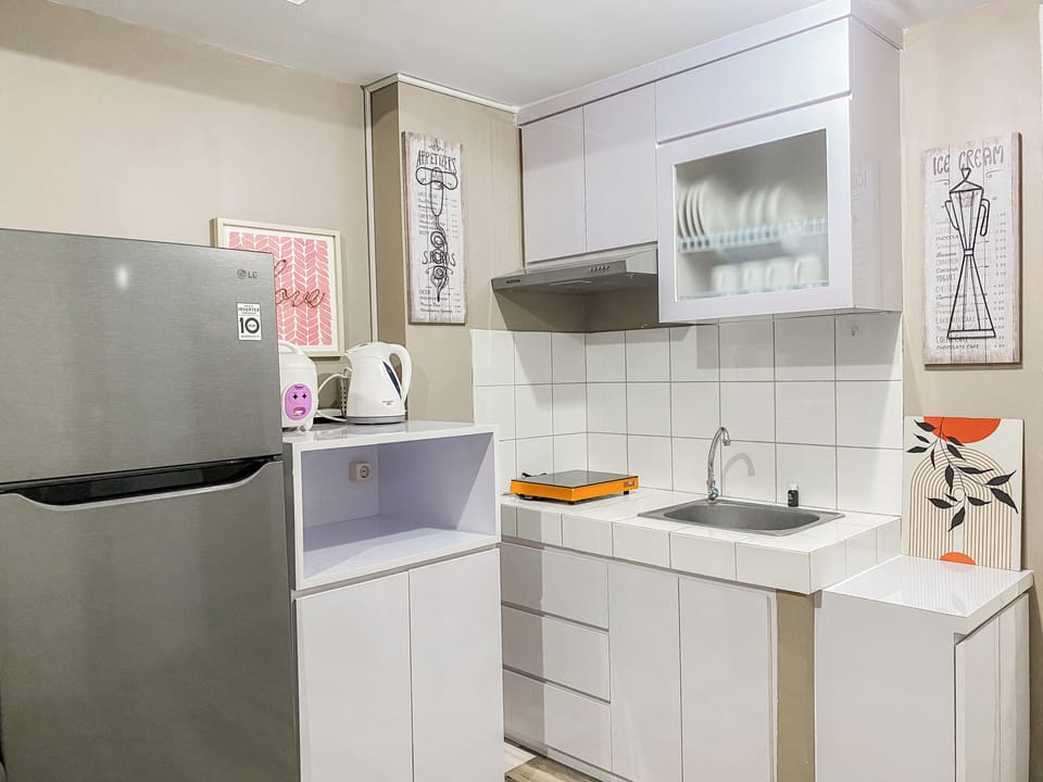 Deluxe Apartment | Private kitchen | Full-size fridge, stovetop, dining tables