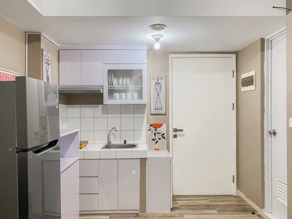 Deluxe Apartment | Private kitchen | Full-size fridge, stovetop, dining tables