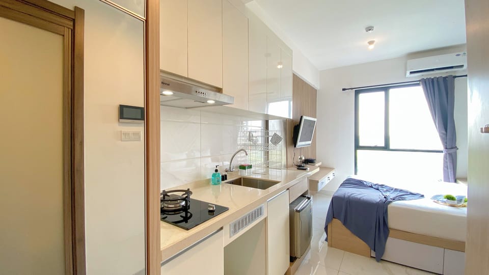 Deluxe Studio | Private kitchen | Mini-fridge, stovetop