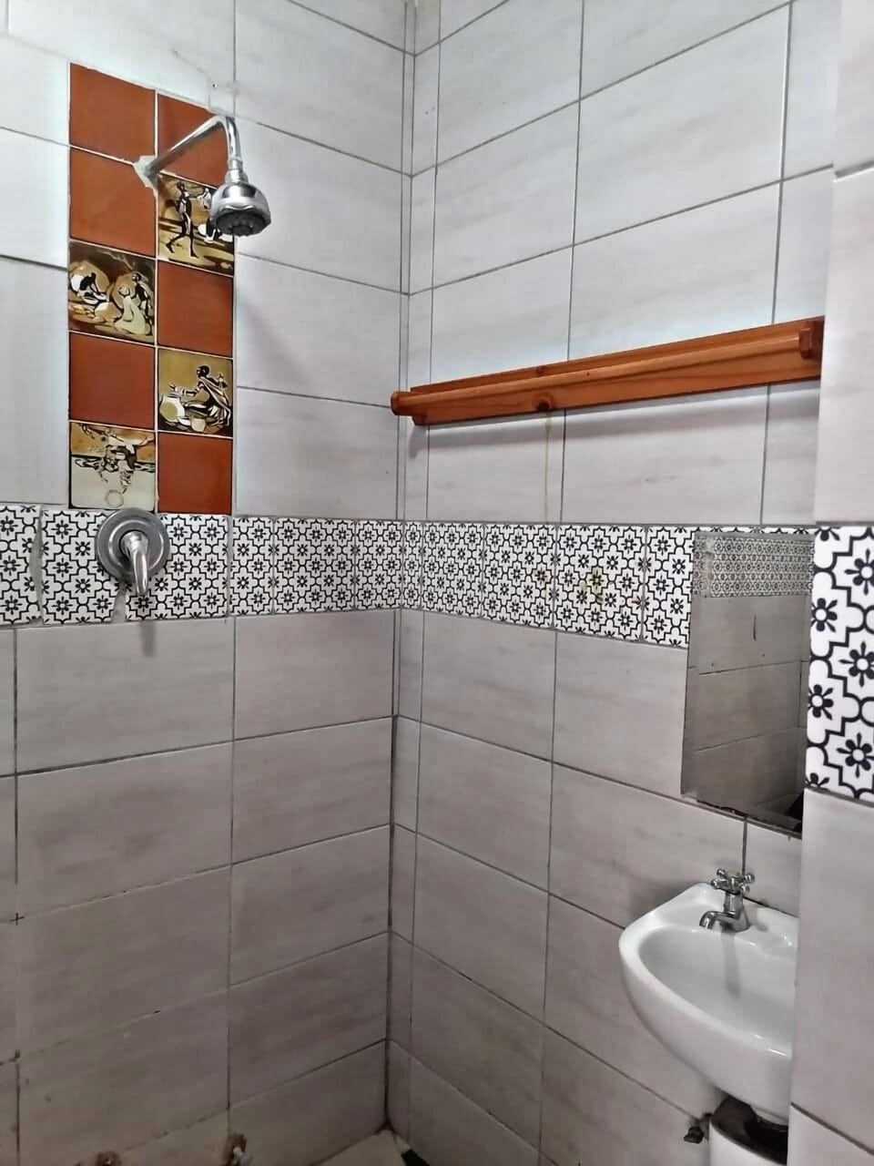 Shower, rainfall showerhead, free toiletries, bathrobes