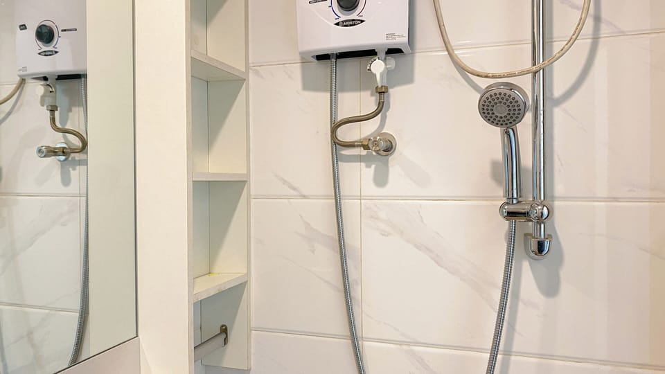 Deluxe Studio | Bathroom | Shower, towels