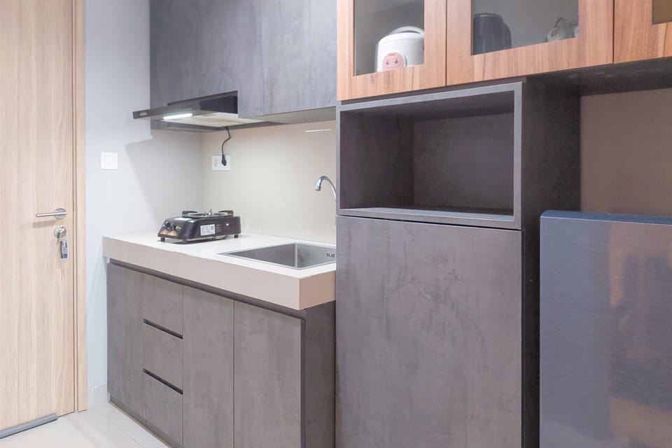 Deluxe Apartment | Private kitchen | Fridge, stovetop