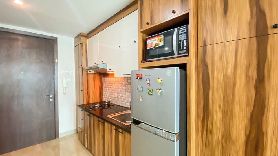 Deluxe Studio | Private kitchen | Full-size fridge, microwave, stovetop