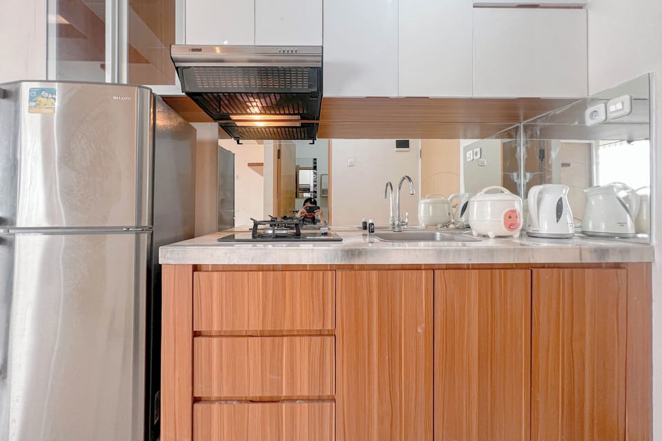 Deluxe Apartment | Private kitchen | Full-size fridge, stovetop, dining tables