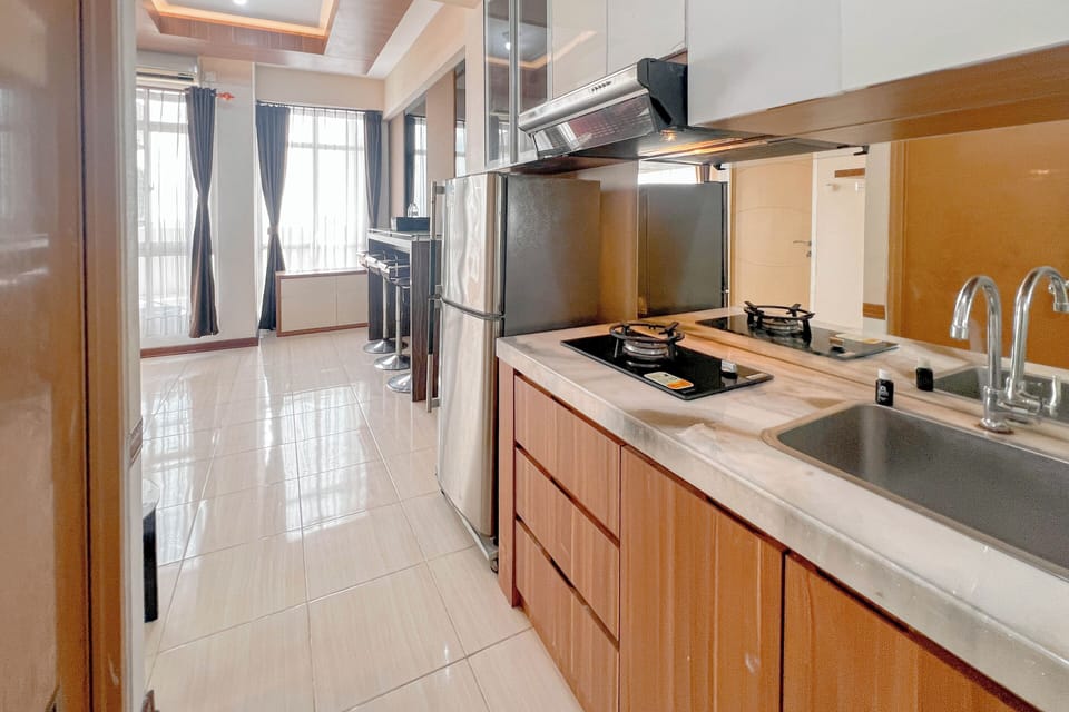 Deluxe Apartment | Private kitchen | Full-size fridge, stovetop, dining tables