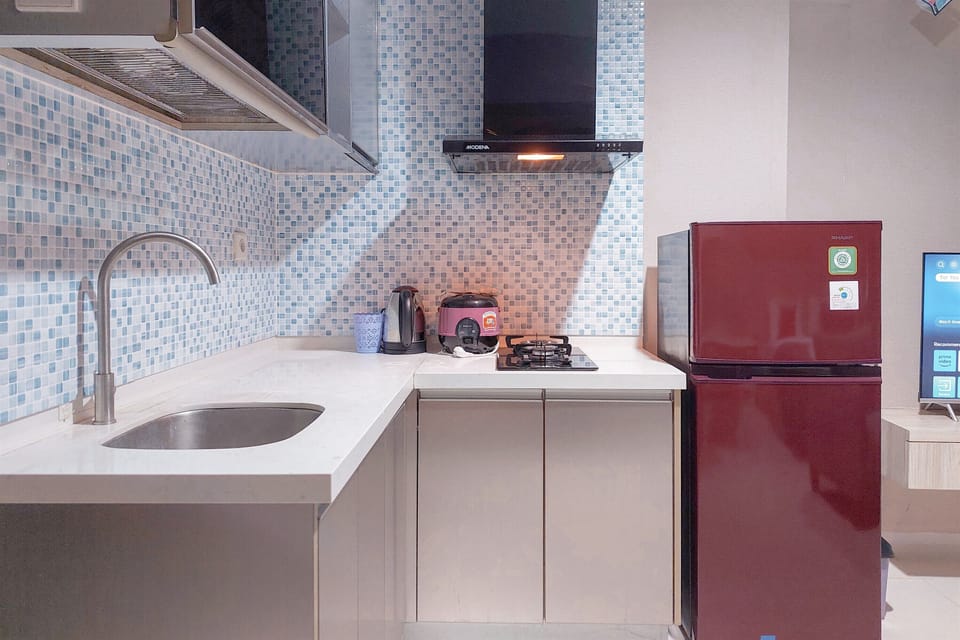 Deluxe Studio | Private kitchen | Full-size fridge, stovetop