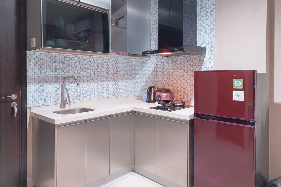 Deluxe Studio | Private kitchen | Full-size fridge, stovetop