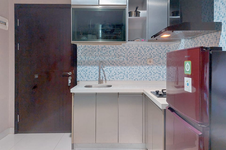 Deluxe Studio | Private kitchen | Full-size fridge, stovetop