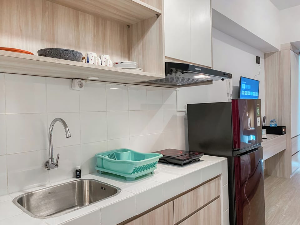 Deluxe Studio | Private kitchen | Full-size fridge, stovetop