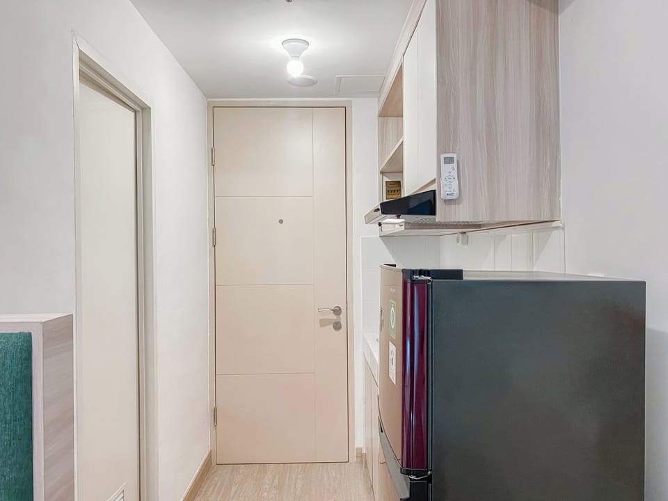 Deluxe Studio | Private kitchen | Full-size fridge, stovetop