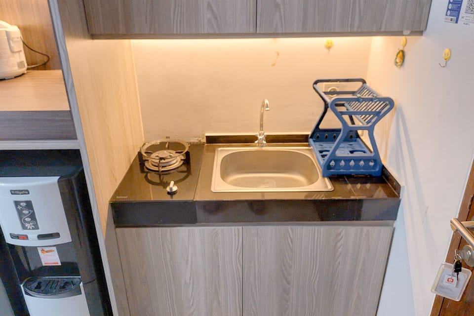 Deluxe Studio | Private kitchen | Fridge, stovetop