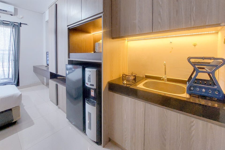 Deluxe Studio | Private kitchen | Fridge, stovetop
