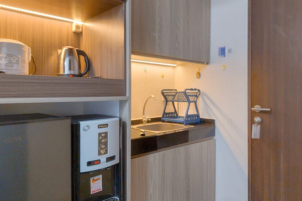 Deluxe Studio | Private kitchen | Fridge, stovetop