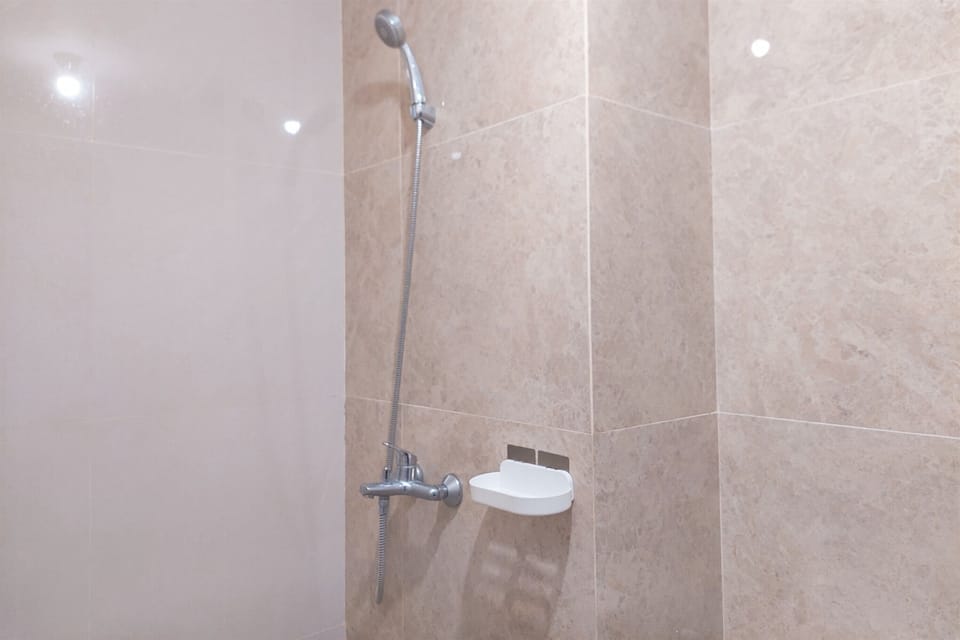 Deluxe Studio | Bathroom | Shower, free toiletries, towels