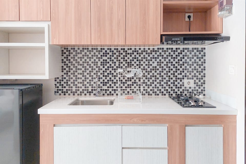 Deluxe Studio | Private kitchen | Fridge, stovetop