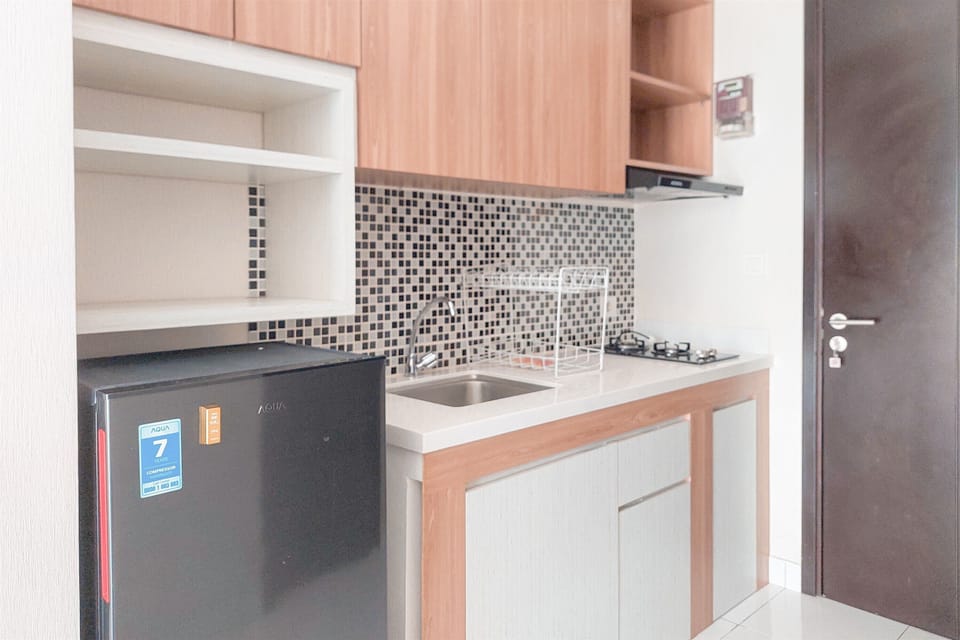Deluxe Studio | Private kitchen | Fridge, stovetop