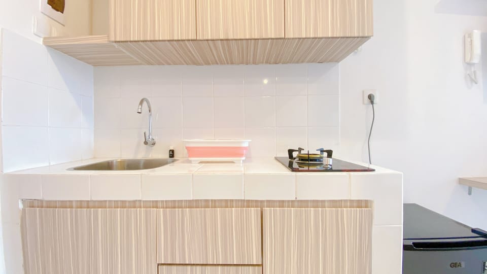 Deluxe Studio | Private kitchen | Mini-fridge, stovetop