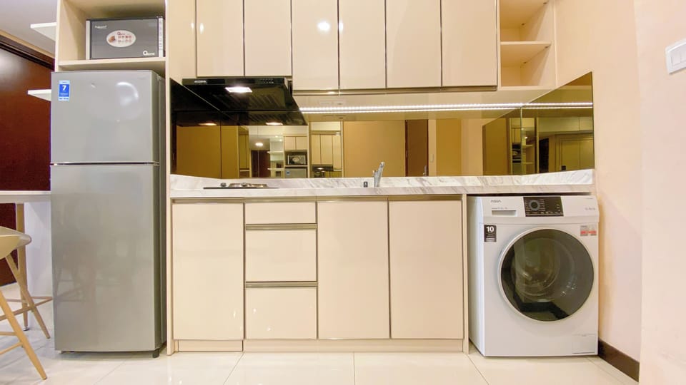 Deluxe Apartment | Private kitchen | Full-size fridge, microwave, stovetop, dining tables
