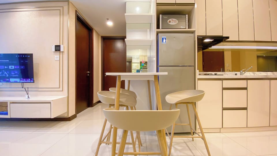 Deluxe Apartment | Private kitchen | Full-size fridge, microwave, stovetop, dining tables