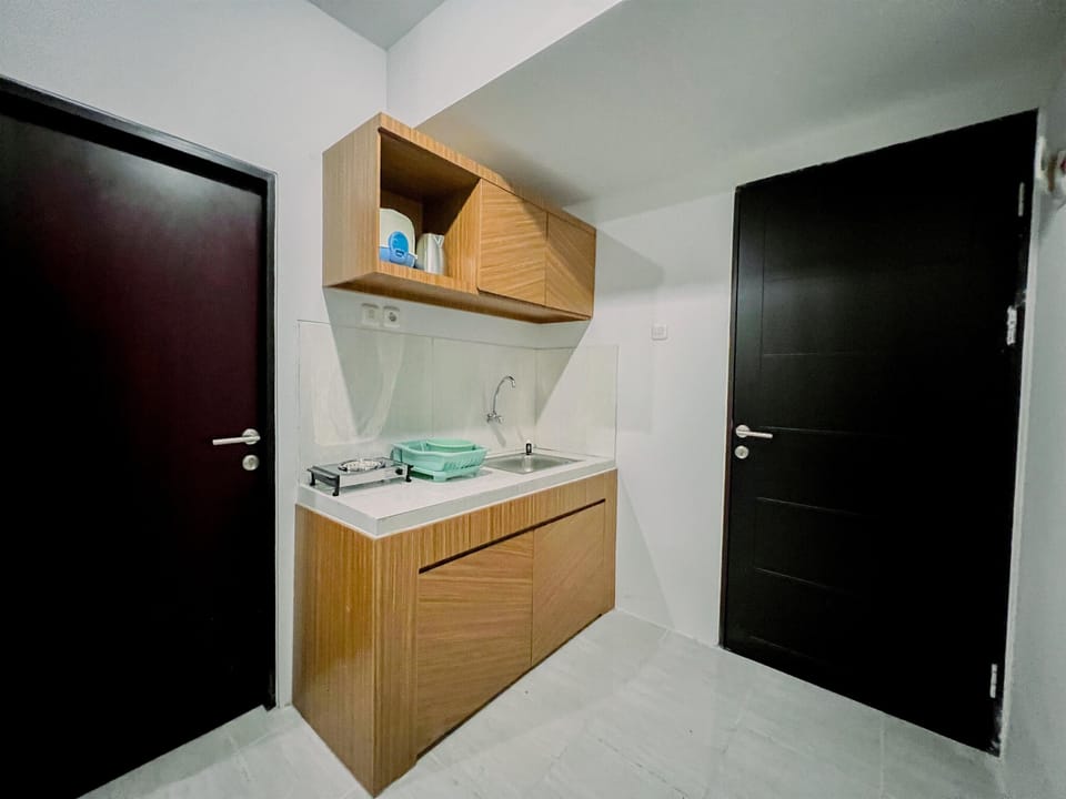Deluxe Apartment | Private kitchen | Full-size fridge, stovetop, dining table