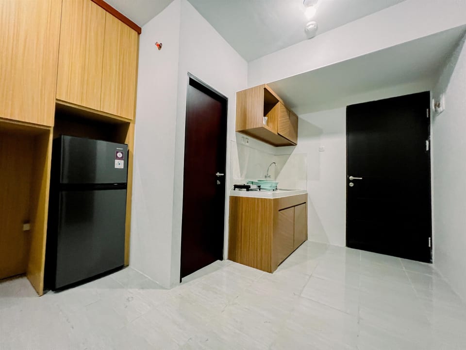 Deluxe Apartment | Private kitchen | Full-size fridge, stovetop, dining table
