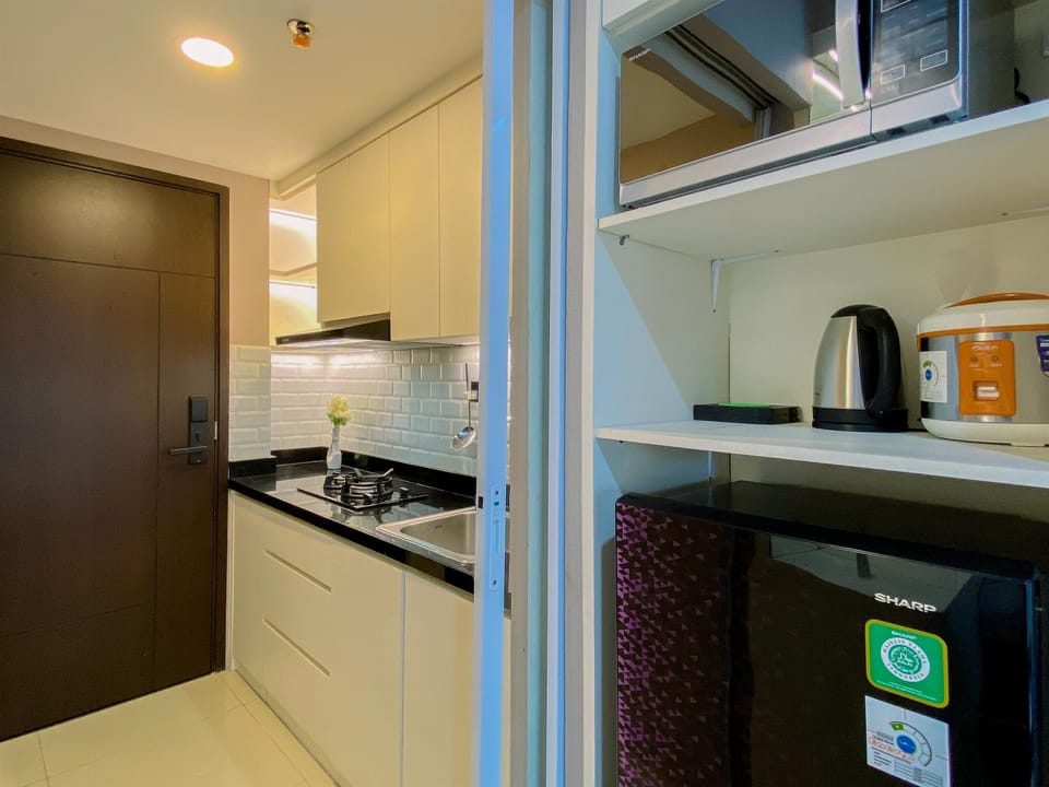 Deluxe Studio | Private kitchen | Fridge, stovetop