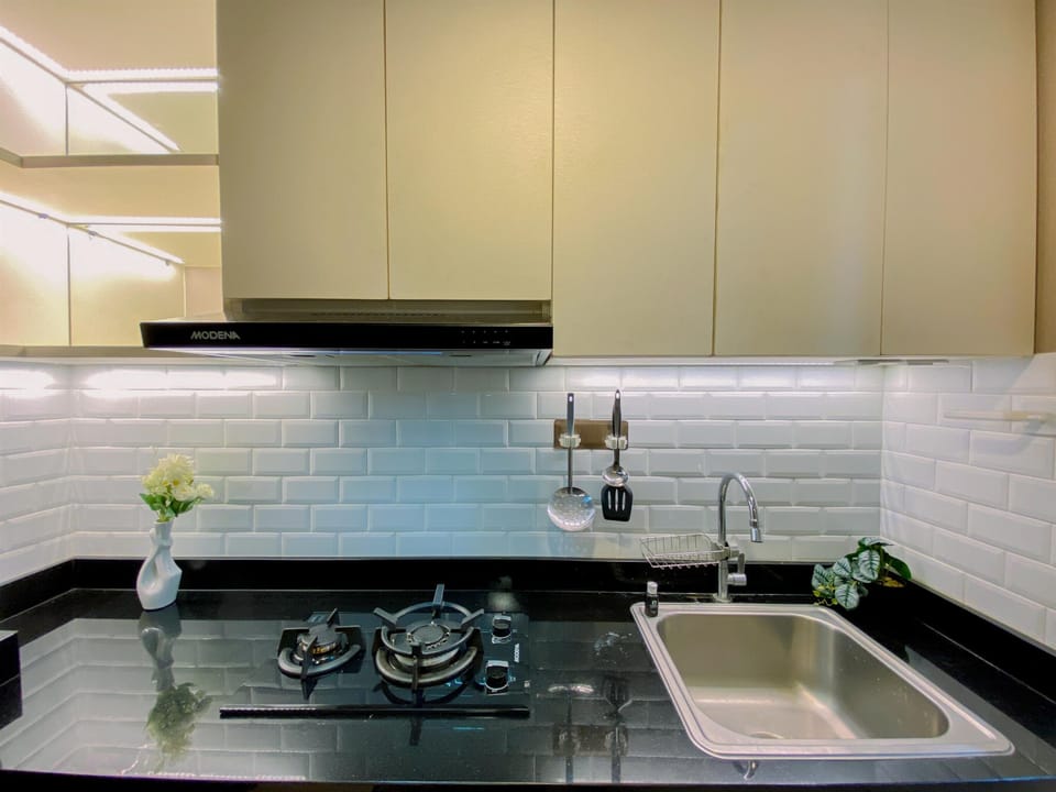 Deluxe Studio | Private kitchen | Fridge, stovetop
