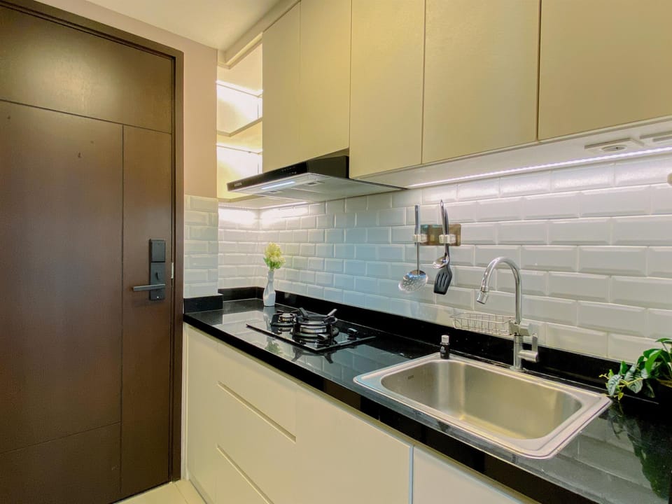 Deluxe Studio | Private kitchen | Fridge, stovetop