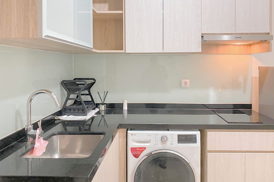 Deluxe Apartment | Private kitchen | Full-size fridge, stovetop, electric kettle, dining tables