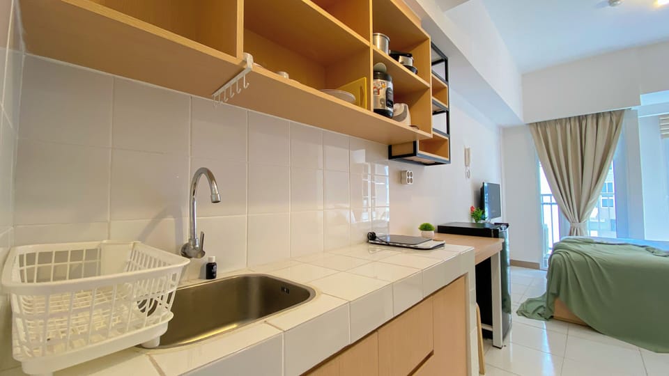 Deluxe Studio | Private kitchen | Fridge, stovetop, electric kettle