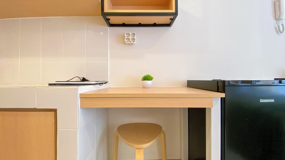 Deluxe Studio | Private kitchen | Fridge, stovetop, electric kettle