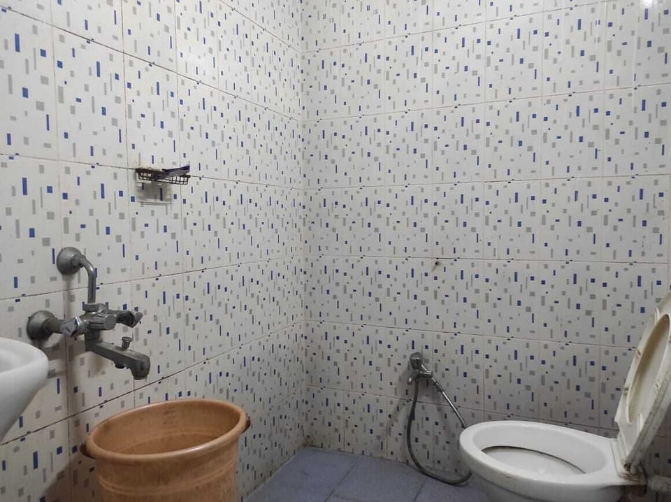 Shower, rainfall showerhead, free toiletries, towels