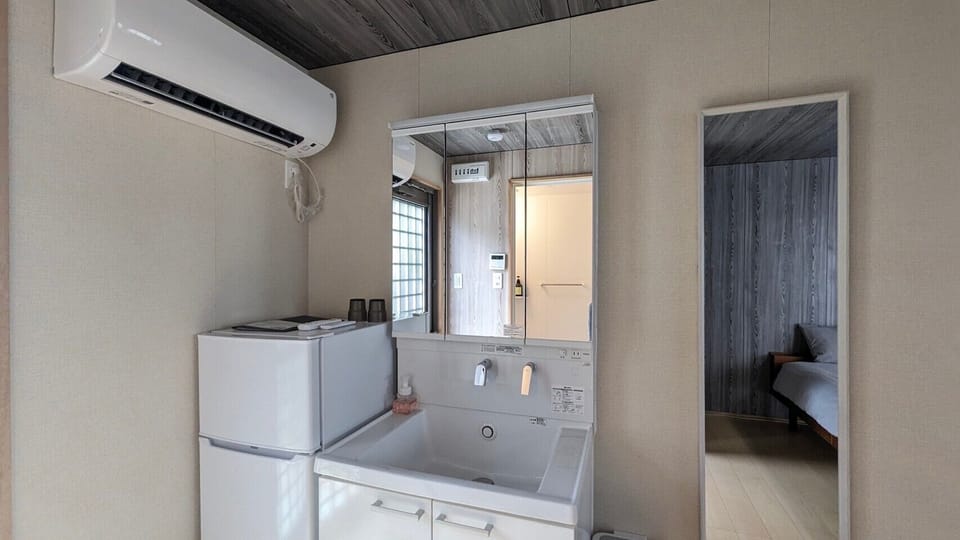 Twin Room | Desk, free WiFi, bed sheets